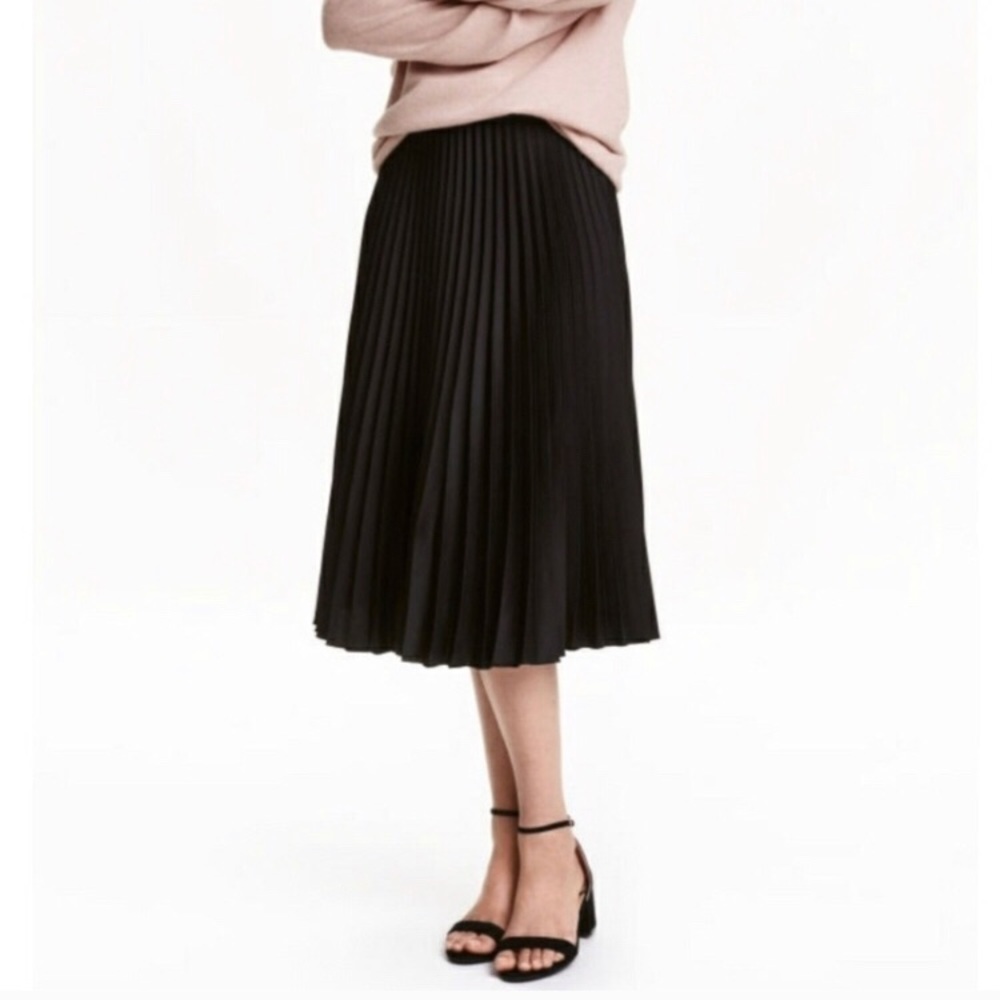 H&M black pleated skirt